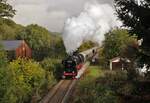 41 1144-9 mit dem Elstertal Express ist hier am 16.10.21 in Elsterberg bei der Ausfahrt zu sehen.