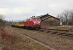 218 402 (RP) zu sehen am 18.03.21 mit einem Altschotterzug in Pößneck oberer Bahnhof.