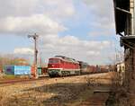 132 334 und 155 007 (EBS) zu sehen am 09.03.21 in Pößneck oberer Bahnhof mit einem leeren Holzzug für Sonneberg.