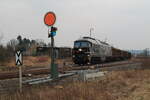 232 592-6 (EBS) mit einem Holzzug abfahrbereit am frühen Abend des 17.3.2022 in Triptis