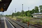 Blick über den Bahnhof in Triptis. Einst verfügte der Bahnhof über ausgedehnte Gleisanlagen, einem BW sowie 5 Bahnsteiggleisen an 3 Bahnsteigen. Heute ist nur noch der Bahnsteig ehemals Gleis 4 und 5 heute Gleis 1 und 2 in Betrieb welcher sogar vor kurzem sogar erneuert wurde. Der Hausbahnsteig Gleis 1 sowie der erste Mittelbahnsteig Gleis 2 und 3 sind stillgelegt. Während Gleis 3 gekappt und stillgelegt wurde sind Gleis 1 und 2 zur Thüringer Oberlandbahn noch angebunden jedoch aber ohne Verkehr. Der Verkehr nach Unterlemnitz wurde am 24. Mai 1998 eingestellt.

Triptis 31.07.2023