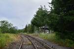 Blick über den ehemaligen Bahnsteig in Moßbach. Links war ein weiterer ehemaliger Bahnsteig vom ehemaligen Gleis 2. Blick in Richtung Unterlemnitz. Der Personenverkehr wurde am 24. Mai 1998 eingestellt und der Güterverkehr wenige Monate später Ende 1998. Seit dem 1.1.2005 ist die Strecke offiziell stillgelegt. 

Moßbach 31.07.2023