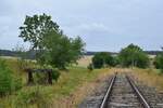 Blick vom Bahnhof Moßbach in Richtung Unterlemitz. Links ist das ehemalige Gleis 2 zu sehen. Der Personenverkehr wurde am 24. Mai 1998 eingestellt und der Güterverkehr wenige Monate später Ende 1998. Seit dem 1.1.2005 ist die Strecke offiziell stillgelegt. 

Moßbach 31.07.2023