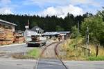 Blick vom Bahnübergang Lückenmühle in Richtung Remptendorf. Der Personenverkehr wurde am 24. Mai 1998 eingestellt und der Güterverkehr wenige Monate später Ende 1998. Seit dem 1.1.2005 ist die Strecke offiziell stillgelegt.

Lückenmühle 01.08.2023