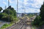 Blick vom Bahnübergang am Bahnhof auf den alten Bahnhof Ebersdorf Friesau. Heute fahren hier jedoch nur noch Holzzüge nach Ebersdorf-Friesau zum Sägewerk. Ab dem Sägewerk ist die Strecke noch ein paar Meter befahrbar ehe eine Sh2 Scheibe den Weg versperrt. Der Personenverkehr wurde am 24. Mai 1998 eingestellt und der Güterverkehr wenige Monate später auf dem Abschnitt Triptis - Ebersbach Friesau Ende 1998. Seit dem 1.1.2005 ist die Strecke Triptis - Ebersbach Friesau offiziell stillgelegt. 

Ebersdorf Friesau 01.08.2023
