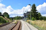 Blick über die Bahnsteige Gleis 1 und 2 in Unterlemnitz in Richtung Bad Lobenstein.