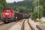 Hhenunterschiede werden bei Gebirgsbahnen oft durch Kehrschleifen und Kehrtunnels berwunden.
Es gibt aber noch eine platzsparende Version, die aber vom Betriebsablauf etwas schwieriger ist:  Die Spitzkehre  .

Die Bahnstrecke Hockeroda - Wurzbach - Unterlemnitz gleicht der einer Gebirgsbahn.

Zwischen Hockeroda bei Km 0 und dem Scheitelpunkt kurz hinter Heinersdorf bei Km 24 mu die Strecke 360 Hhenmeter berwinden.
Aus topografischen Grnden whlte man keine Kehrschleifen, sondern bei Wurzbach einen Spitzkehrenbahnhof.

261 063 und eine weitere Gravita im Sandwich bringen einen Holzzug aus Saalfeld in Richtung Lobenstein.
Hier in Wurzbach wird die Fahrtrichtung gewechselt, durch die Sandwich Anordnung entfllt das Umfahren des Zuges und es kann nach kurzem Aufenthalt weiter gefahren werden.
Noch keine 2 Minuten betrug der Aufenthalt und es geht weiter in Richtung Lobenstein.
In Wurzbach verlt die Strecke das Sormitztal und strebt dem Thringer Oberland zu, auch die Streckennummer wechselt in Wurzbach, das Teilstck Wurzbach - Unterlemnitz wird als Bahnstrecke 6709 gefhrt.
13.08.2013