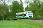 VT 320 der Erfurter Bahn (EB) am 22.5.2021 beim Überqueren der Orlabrücke zwischen Langenorla und Freienorla