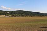 185 249 RHC fuhr am 11.08.21 mit einem Kesselzug durch Etzelbach. Im Hintergrund sieht man die Weißenburg.