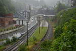 Blick auf die Bahnsteige sowie das Empfangsgebäude in Lauscha.