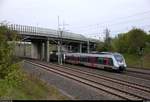 9442 611 (Bombardier Talent 2) von Abellio Rail Mitteldeutschland als RE 74592 (RE18) von Halle(Saale)Hbf nach Saalfeld(Saale) unterquert die Europachaussee in Halle-Ammendorf auf der Bahnstrecke Halle–Bebra (KBS 580). [22.4.2018 | 19:15 Uhr]