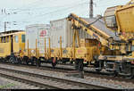 Blick auf einen schweizerischen Flachwagen der Gattung  Ks  (21 85 3300 851-? CH-ERD) der Eiffage Rail Niederlassung der Eiffage Infra-Bau SE, der in einem Bauzug mit 218 469-5  Betty Boom  der