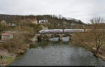 812 038-8 (Tz 9038), ersatzweise für zwei 411, als Umleiter auf der westlichen Saalebrücke in Saaleck. In gut zwei Kilometern erreicht er die Landesgrenze zu Thüringen.
Im Nachschuss von der Brücke Sulzaer Straße festgehalten.

🧰 DB Fernverkehr
🚝 ICE 1601 (Linie 28) Hamburg-Altona–München Hbf [+15]
🚩 Bahnstrecke Halle–Bebra (KBS 580)
🕓 20.3.2021 | 16:07 Uhr