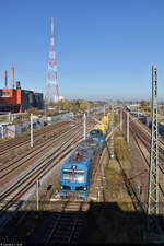 Drei Minuten später Smartron Nr. 2: Diesmal 192 007-3 (E 192-SP-100) mit einer unbekannten 214 (DB V 100) und etlichem Baumaterial auf Flach- bzw. Containertragwagen, die in den Schatten der Dieselbrücke in Halle (Saale)  eintaucht .
Aufgenommen von der Dieselbrücke.

🧰 Spitzke SE
🚩 Bahnstrecke Halle–Bebra (KBS 580)
🕓 28.10.2021 | 12:44 Uhr