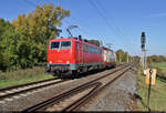 Die noch nicht gepunktete 111 216-8 fährt im Tandem mit 111 057-6 durch Schkopau Richtung Merseburg Hbf.
