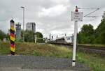 Halt hier Grenze! Grenzenlos fahren, das war bei Gersungen lange Zeit nicht möglich. Zur Zeiten der Berliner Mauer war Gerstungen einer von mehreren Grenzbahnhöfen zwischen der DDR und der BRD. An der ehemaligen innerdeutschen Grenze befindet sich heute das offene Grenzmuseum welches neben einem Wachturm auch Panzersperren, einem Grenzpfahl und ein Hinweisschild beinhaltet. In Hintergrund fährt ein 412er in Richtung Bebra.

Gerstungen 03.08.2023