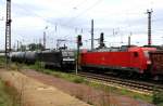 185 566-7 mit einem Kesselwagenzug in Richtung Norden, während 185 302-7 mit einem gemischten Güterzug in Richtung Süden unterwegs ist. Aufgenommen am 16.09.2015 in Naumburg (Saale)
