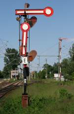 Die Ausfahrsignale E und D in Markranstdt mit dem Stellwerk  Mo  im Hintergrund am 03.06.2010, seit dem 15.12.2011 ersetzt durch ein ESTW