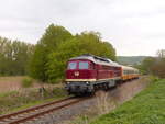 EBS 132 293-2 mit dem DPE 74225  Finne-Unstrut-Xpress  von Sömmerda nach Karsdorf, am 01.05.2019 auf der Unstrutbahn in Balgstädt. Der vom Förderverein Finnebahn e.V. organisierte Sonderzug verkehrte anlässlich des Freyburger Weinfrühlings.