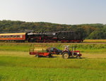 SEM 50 3648-8 mit dem DPE 61485 von Chemnitz Hbf nach Karsdorf passierte am 10.09.2016 auf der Unstrutbahn bei Kleinjena dieses landwirtschaftliche Gespann.