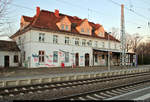 Blick auf das nicht mehr genutzte Empfangsgebäude des Bahnhofs Angersdorf auf der Bahnstrecke Halle–Hann.