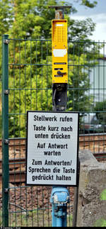 Blick auf die Sprechanlage der Anrufschranke in Zscherben, Angersdorfer Straße, an der Bahnstrecke Halle–Hann. Münden (KBS 590).
Laut der Zscherbener Bevölkerung soll der Bahnübergang noch im Laufe dieses Monats ersatzlos abgebaut werden. Daher soll dies ein Erinnerungsfoto sein.
In weniger als 100 Metern Entfernung befindet sich seit längerer Zeit eine Eisenbahnunterführung (EÜ).
[26.6.2020 | 19:45 Uhr]