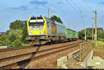 Sandzug mit 263 004-4 (Voith Maxima 30 CC) der Voith Turbo Lokomotivtechnik GmbH & Co. KG (VTLT), vermietet an die Starkenberger Güterlogistik GmbH, fährt in Zscherben auf der Bahnstrecke Halle–Hann. Münden (KBS 590) Richtung Teutschenthal.
[26.6.2020 | 19:56 Uhr]