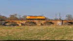 Ganz allein rollt die einjährige 388 203-2 in der Saaleaue bei Halle (Saale) ihrer Heimat entgegen.