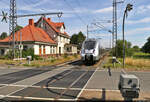 Mit dem Fahrrad von Kassel nach Halle (Saale) | Tag 3 Bernterode–Görsbach  Strecken-km: 118,9    Vorbei am alten Empfangsgebäude, lässt 9442 608 (Bombardier Talent 2) den Hp