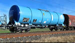 Stach in einem gemischten Güterzug hervor: einer von sechs eingereihten neuen, blauen Kesselwagen, noch ohne Gefahrgut-Nummern und mit der Bezeichnung  Zacns9  (35 80 7830 403-9 D-ERR).