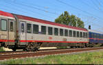 Abteilwagen der 2. Klasse mit der Bezeichnung  Bmz  (73 81 21-91 108-0 A-ÖBB), eingereiht im umgeleiteten Nightjet (Paris–)Strasbourg–Berlin und aufgenommen in der Saaleaue zwischen Angersdorf und Halle-Wörmlitz.

🧰 ÖBB | SNCF | DB Fernverkehr
🚝 NJ 425 Bruxelles Midi (B)–Berlin Hbf (D) | NJ 40469 Strasbourg (F)–Berlin Hbf (D) [+40]
🕓 26.6.2024 | 8:10 Uhr