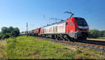 159 235-1 (Stadler Eurodual) schleppt Kesselwagen durch die Auenwiesen der Saale bei Halle-Wörmlitz.