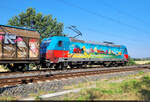 Farbenfrohe Seitenwand von 185 367-0  Günni , der Schiebewandwagen auf dem Gegengleis entlang der Saaleaue Richtung Angersdorf zieht.

🧰 DB Cargo
🕓 26.6.2024 | 8:26 Uhr