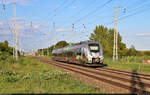 Beim Werbehamster hingegen spielt die Sonne mit. Nachschuss auf 9442 112 (Bombardier Talent 2), der die Region Südharz-Kyffhäuser bewirbt, bei der Einfahrt in den Bahnhof Teutschenthal.

🧰 S-Bahn Mitteldeutschland (Abellio Rail Mitteldeutschland GmbH)
🚝 S 74791 (S7) Lutherstadt Eisleben–Halle(Saale)Hbf
🕓 28.7.2024 | 19:09 Uhr