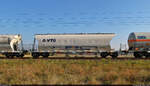 Sogenannter  Hopper-Wagen  für den Zucker-Transport mit der Bezeichnung  Uagnpps  (37 80 9347 129-0 D-VTG), gezogen von 152 039-4 (Siemens ES64F) bei Eisdorf (Teutschenthal) Richtung