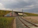 Ein Anschlussgleis zu einem Umspannwerk am 26.07.2013 bei Erfurt Linderbach. Unter der Brcke sieht man die zuknftige Neubaustrecke Erfurt - Halle/Leipzig.