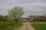 Eine Regiotram hat den Haltepunkt Oberelsungen verlassen und fährt weiter in Richtung Wolfhagen (12.04.2024, Bild bearbeitet)