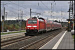 DB 146260-5 fährt mit einem RE in Richtung Marburg am 4.10.2024 um 10.56 Uhr in Wabern ein.