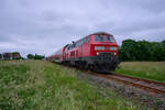 Das Wetter beim Hessentag war nicht gerade einladend, weshalb die Doppelstockzüge eher überdimensioniert waren. Auf dem Weg nach Kassel hatte 218 452 am 02.06.2024 mit ihrer RB39 gerade den Haltepunkt Wabern-Zennern hinter sich gelassen. Dieser Haltepunkt wurde während des Hessentages jedoch nicht bedient.