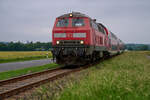 218 453 zog am 02.06.2024 einen Doppelstockzug als RB39 von Fritzlar nach Kassel. Gerade hat der Zug Fritzlar hinter sich gelassen.