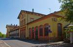 Eine Schande um dieses eigentlich wunderschne ehem. Empfangsgebude von dem Bahnhof in Diez (Lahn), hier am 05.05.20132. 
Das Gebude ist mittlerweile, laut einem Bericht der Rhein-Zeitung vom 10.11.2011), an eine Aktenvernichtungsfirma aus Hamburg verkauft ist.

Blick von der Straenseite, den Blick von den Bahnsteigen ist einfach grausam um ihn hier zu zeigen.
