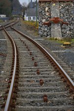 Im Bahnhof hadamar konnte ich diesem Schwellenwanderschutz erkennen.
Er dient zur Stabilisierung des Gleises und verhindert Verschiebungen.

Hadamar 26.11.2016