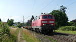 Eine 218 zieht einen Güterzug in Richtung Hanau über die nordmainische Strecke bei Hanau Wilhelsmbad.