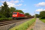 DB Cargo Bombardier Traxx 185 375-3 mit leeren Autozugwagen in Maintal Ost am 02.08.24