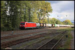 DB 185213-6 durchfährt hier am 5.10.2024 um 15.29 Uhr mit einem Containerzug den Bahnhof Kahl am Main in Richtung Hanau.