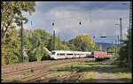 Ein ICE 4 kreuzt hier am 5.10.2024 um 15.26 Uhr den im Bahnhof Kahl am Main haltenden RE Triebwagen.