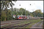 Desiro 642126-6 aus Schöllkrippen verläßt hier um 15.57 Uhr am 5.10.2024 den Bahnhof Kahl am Main in Richtung Hanau.