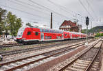 Die RB 15357 fährt auf der Fahrt von Frankfurt (Main) Hbf nach Heidelberg Hbf, in den Bahnhof Weinheim (Bergstr) ein.