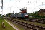 Railpool Bombardier Traxx 186 108-7 mit Containerzug in Darmstadt-Kranichstein am 19.05.23