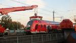 Der entgleiste 446 024 wird gegen Abend von zwei Kränen geborgen (links ein Kirow Multitasker). Aufgenommen in Groß-Rohrheim am 30.07.18.